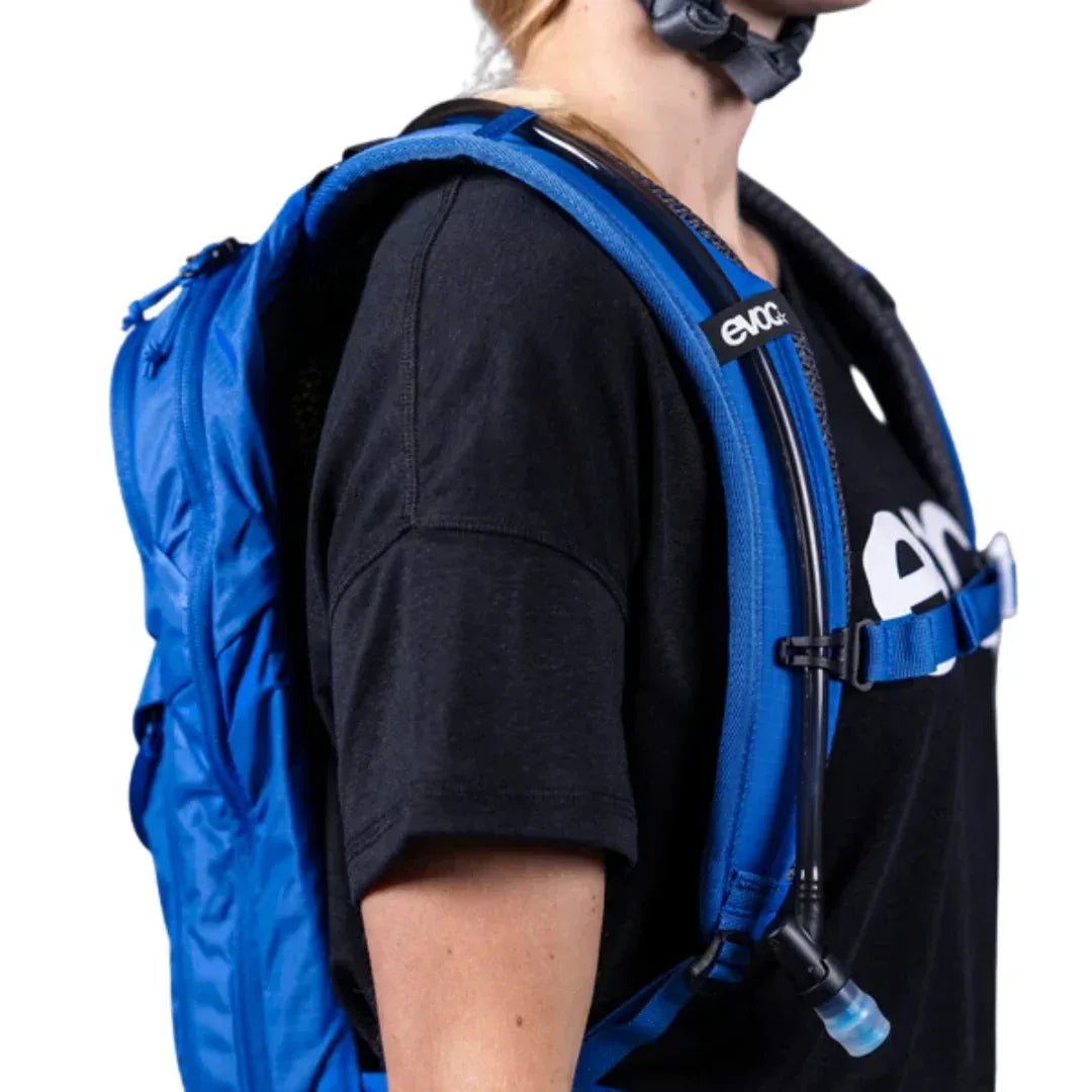 תיק רכיבה וטיולים + שלוקר 6 ליטר אבוק Evoc Stage 6 אפור - Bikes Online
