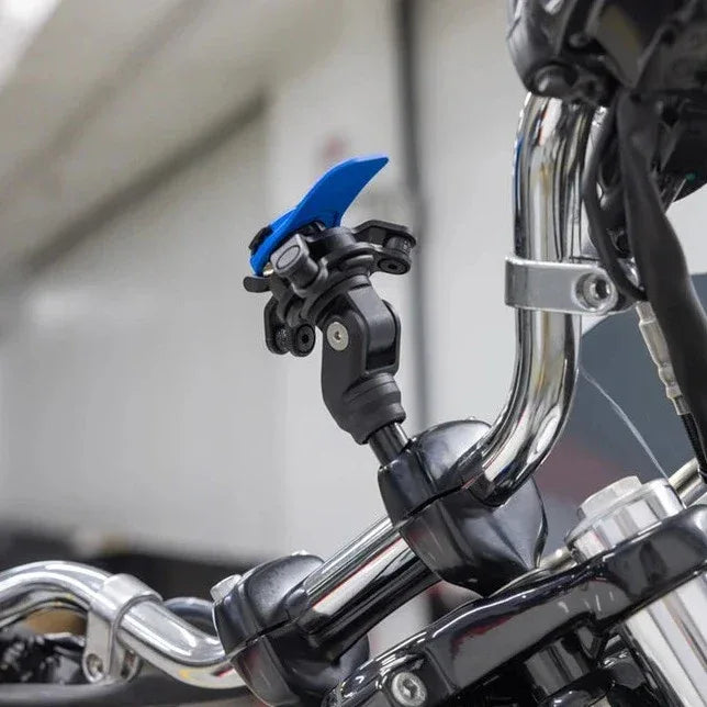 התקן מעמד לטלפון עם חיבור לבורג תפס כידון לאופנוע Quad Lock Handlebar Clamp Bolt Mount - Bikes Online