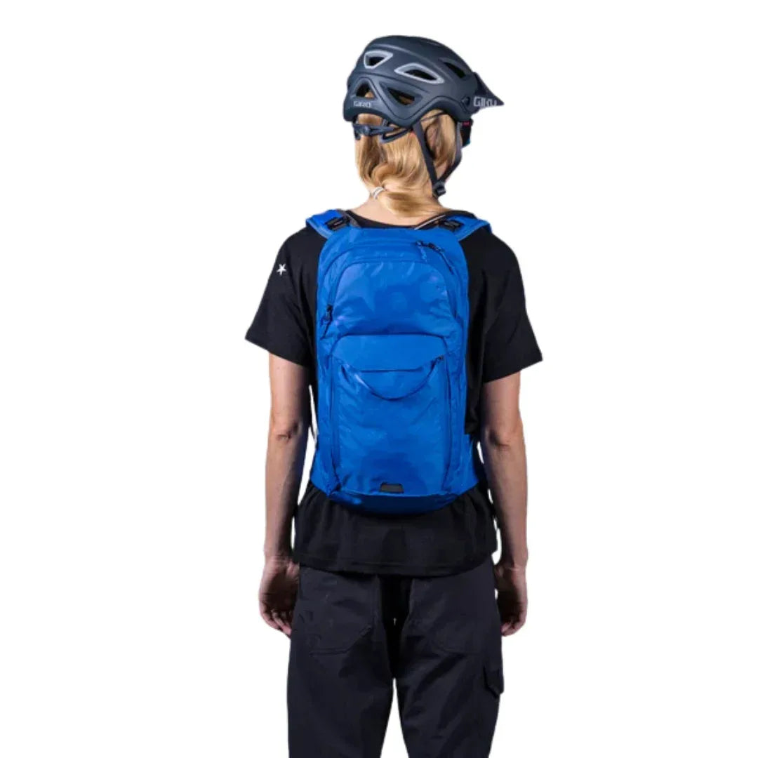 תיק רכיבה וטיולים + שלוקר 6 ליטר אבוק Evoc Stage 6 אפור - Bikes Online