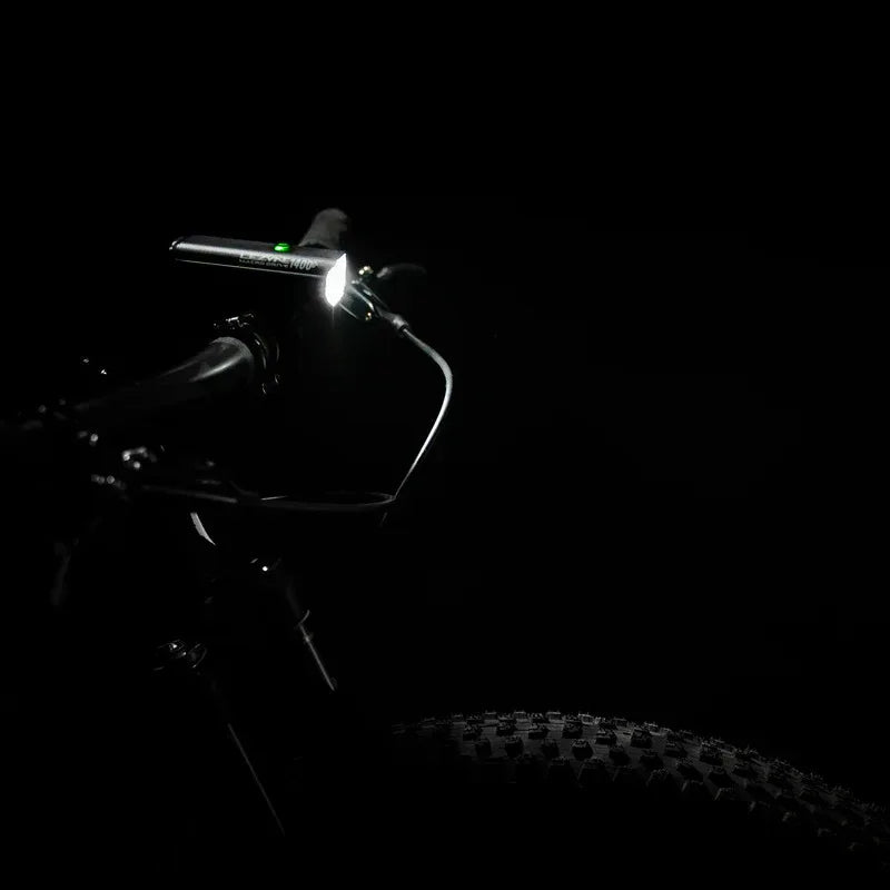 פנס קדמי לאופניים נטען Lezyne Macro Drive 1400 PLUS - Bikes Online