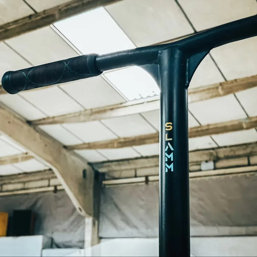 קורקינט פעלולים סקוט מקצועי סלאם SLAMM Assault Neochrome - Bikes Online