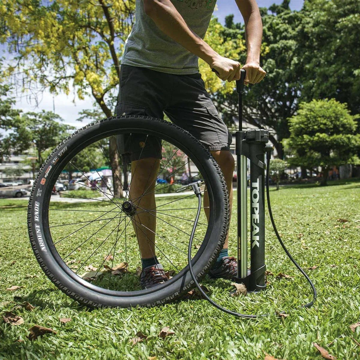 משאבת רצפה לאופניים עם מד לחץ ותא אויר לטיובלס טופיק Topeak JoeBlow® BOOSTER - Bikes Online
