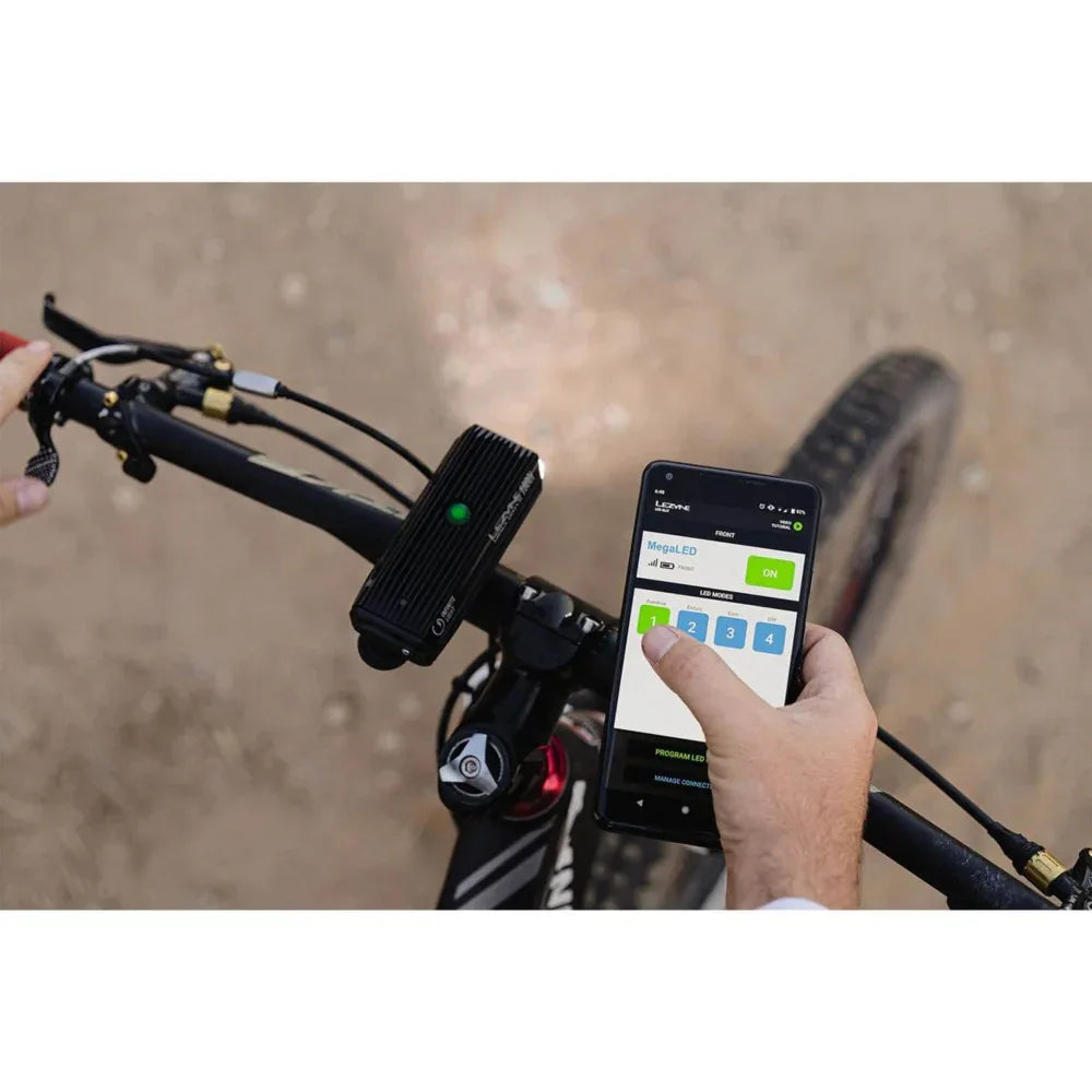 פנס קדמי לאופניים נטען Lezyne Super Drive 1600XXL - Bikes Online