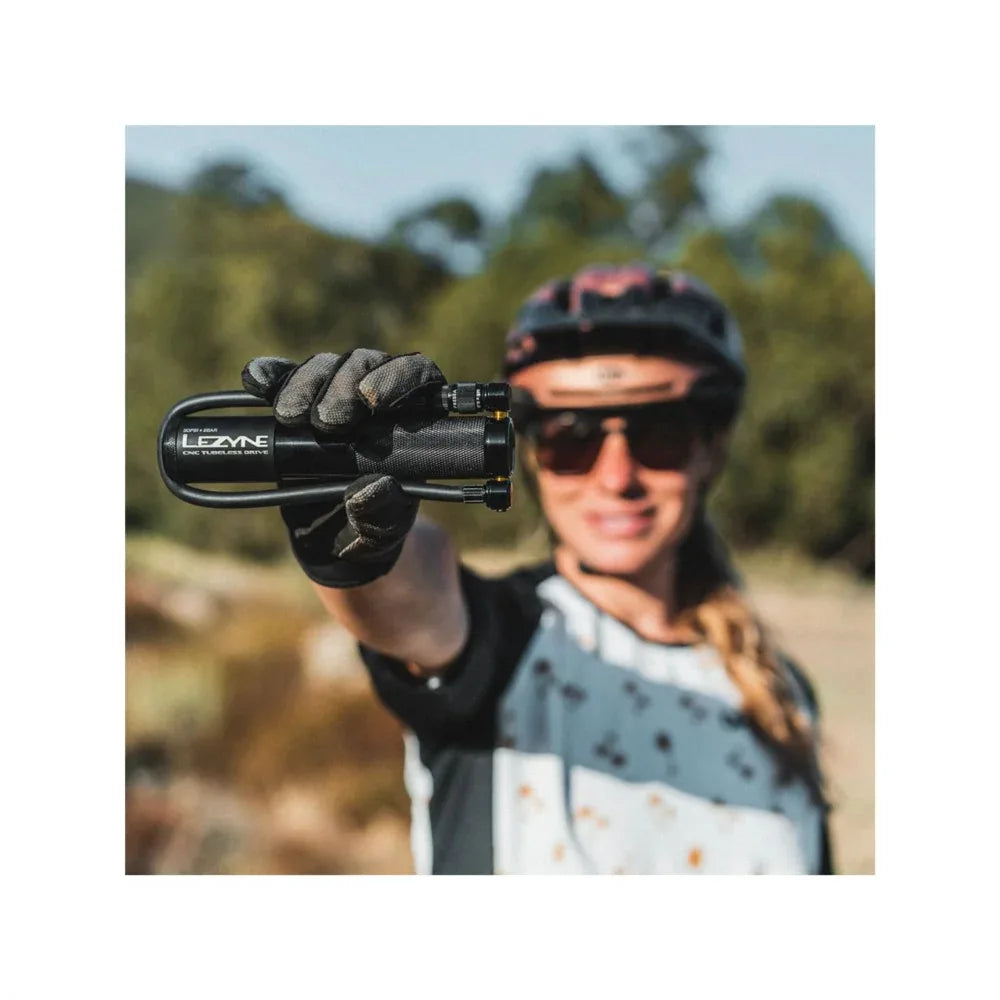 סט משאבה לאופניים מיני עם ערכת תיקון טיובלס Lezyne CNC Tubeless Drive HV עם Abs - Bikes Online