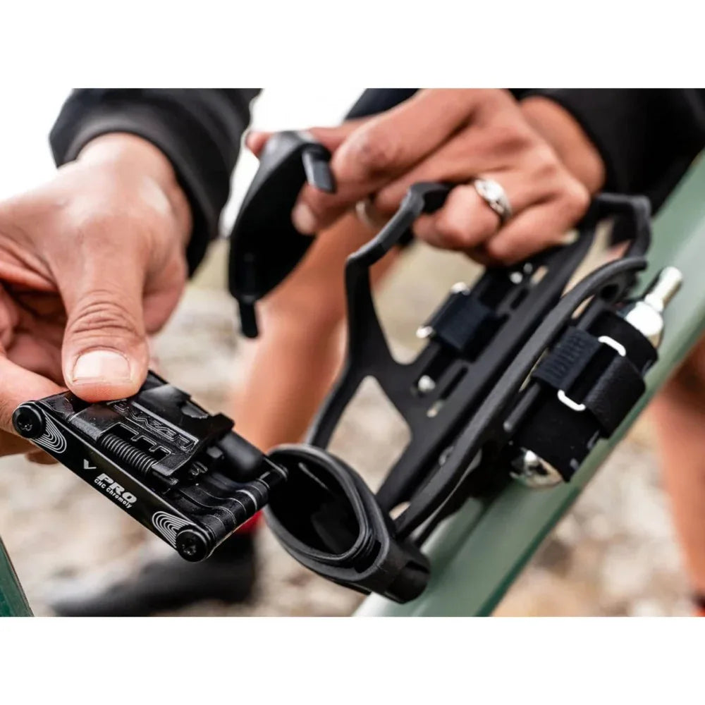 אוחז בקבוק מהצד כולל ערכת תיקון מלאה Lezyne Tubeless Flow Storage Cage SL - Bikes Online