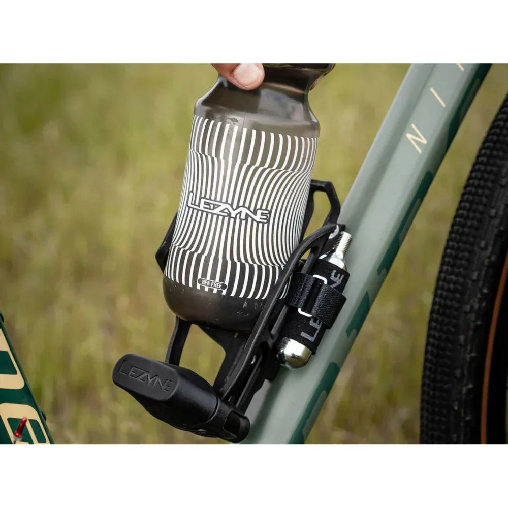 אוחז בקבוק מהצד כולל ערכת תיקון מלאה Lezyne Tubeless Flow Storage Cage SL - Bikes Online