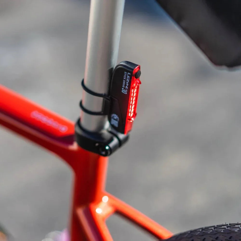 פנס אחורי לאופניים נצנץ Lezyne Stick Drive 30L - Bikes Online
