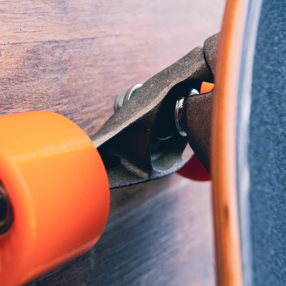 סקייטבורד קארבר מקצועי 31.52" Santa Cruz Carver Flame Dot Shark 31.52"