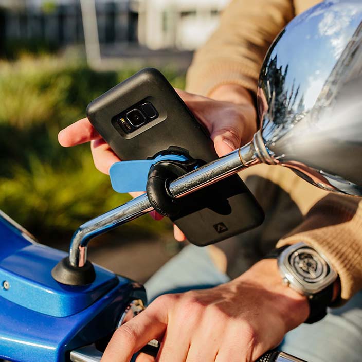 התקן מעמד לטלפון עם חיבור למראה לאופנוע Quad Lock Motorcycle Mirror Mount