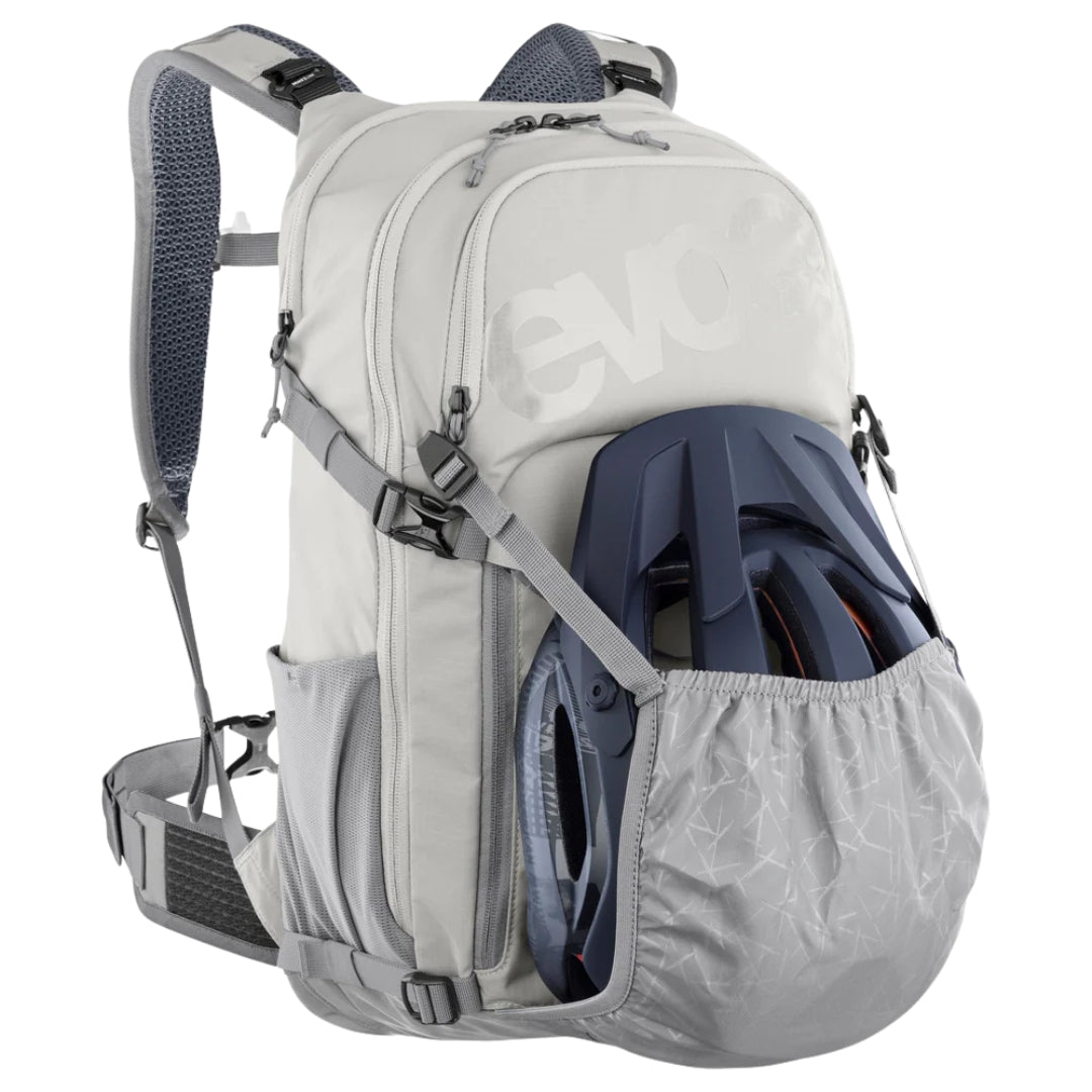 תיק רכיבה וטיולים 18 ליטר אבוק Evoc Stage 18 שמנת