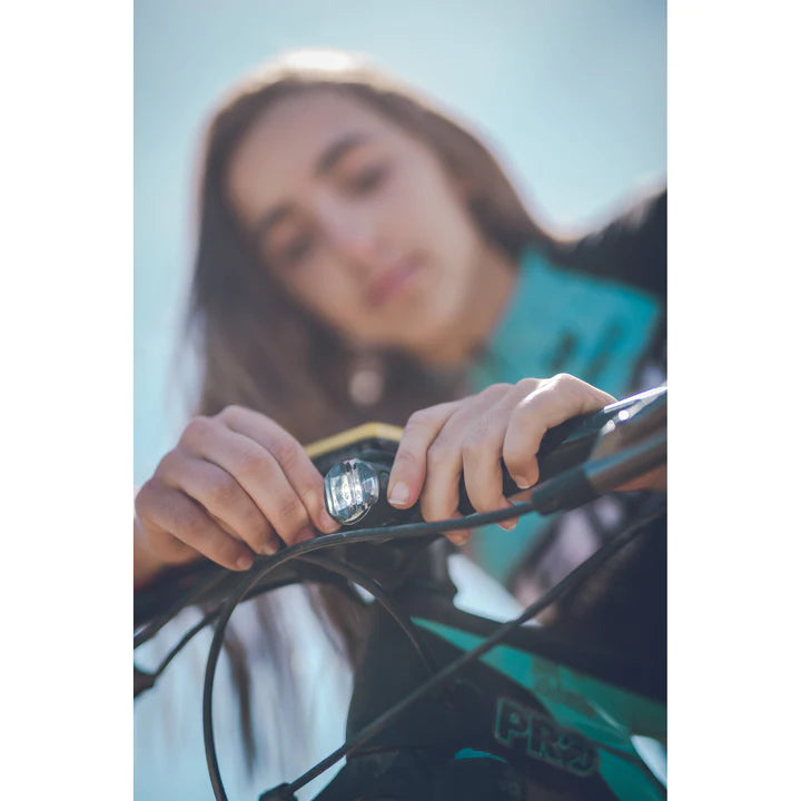 פנס קדמי לאופניים נצנץ Lezyne Femto USB Drive Front