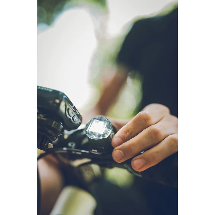 פנס קדמי לאופניים נצנץ Lezyne Femto USB Drive Front